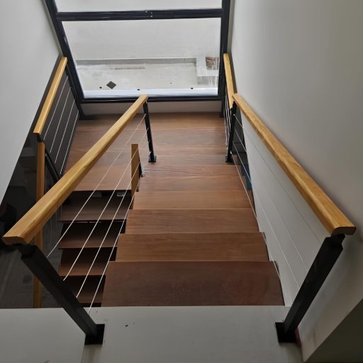 Escada espinha de peixe, com pisante de madeira e guarda corpo de madeira e cabo_magic (1)